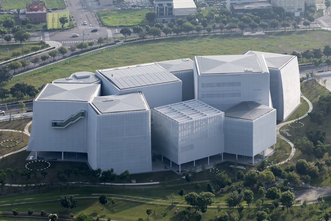 SANAA’s idea of “architecture becomes park” views the building as a “three-dimensional park” connected to Taichung Central Park; this results in a structure open for all, where visitors can engage in individual activity while being together with others. (Photo: Iwan Baan)
