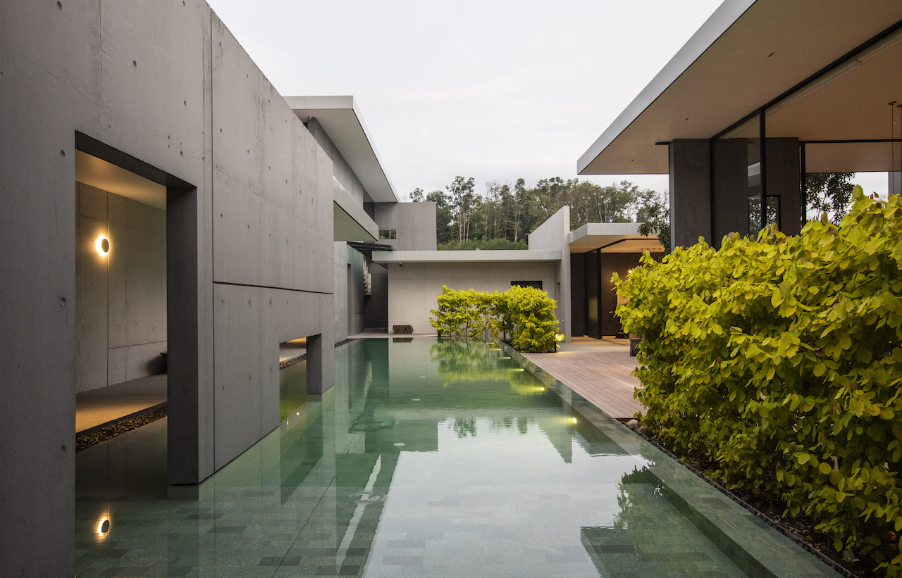 Composed around the central pool are the house’s pavilions of spaces formed interlocking planes of different heights and sizes.