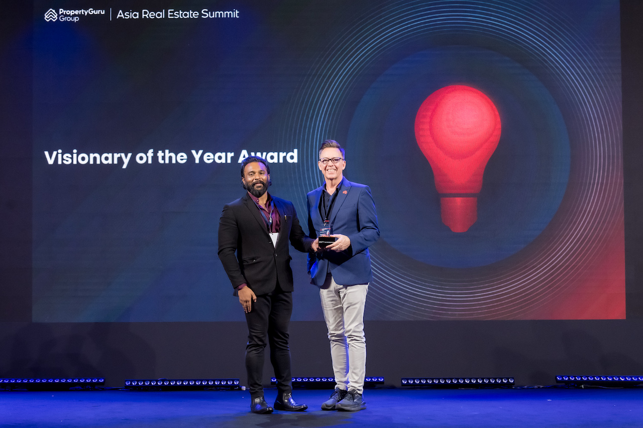 ARES Visionary of the Year awardee Ar. Vinu Daniel, Climate-Responsive Architect, TED Speaker & Founder of Wallmakers with Jules Kay, GM of PropertyGuru Asia Property Awards and Events (right) 