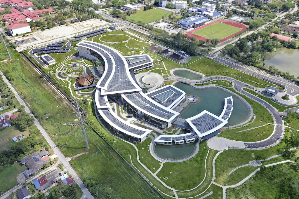 From generous landscaping and water bodies to wide curving roofs and photovoltaic panel arrays, the PETRONAS Leadership Centre integrates nature-based and renewable energy solutions into a holistic design of high expression and sustainable commitment.