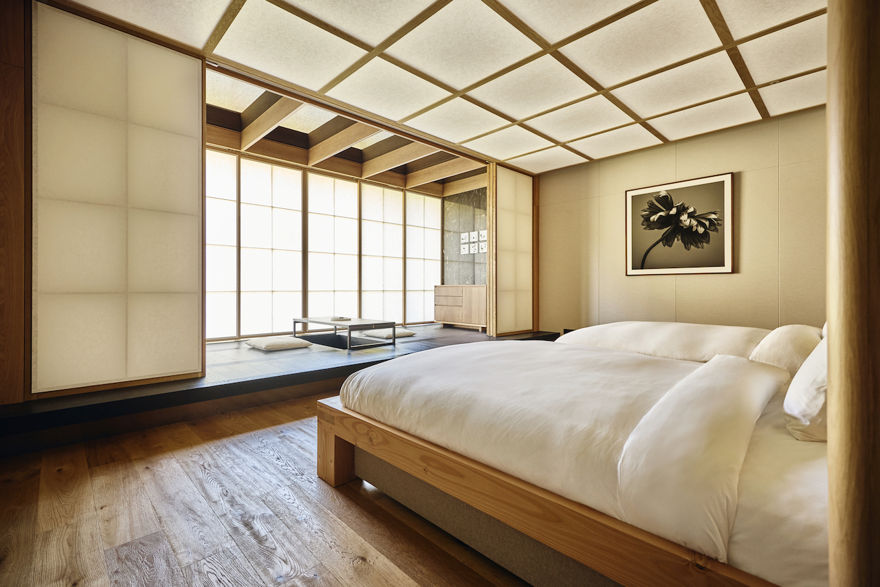 The ‘Hanji Light Wall’ which forms the wall behind the guestroom bed is a bespoke material. The wall itself functions as a lighting fixture, with soft lighting embedded within the paper