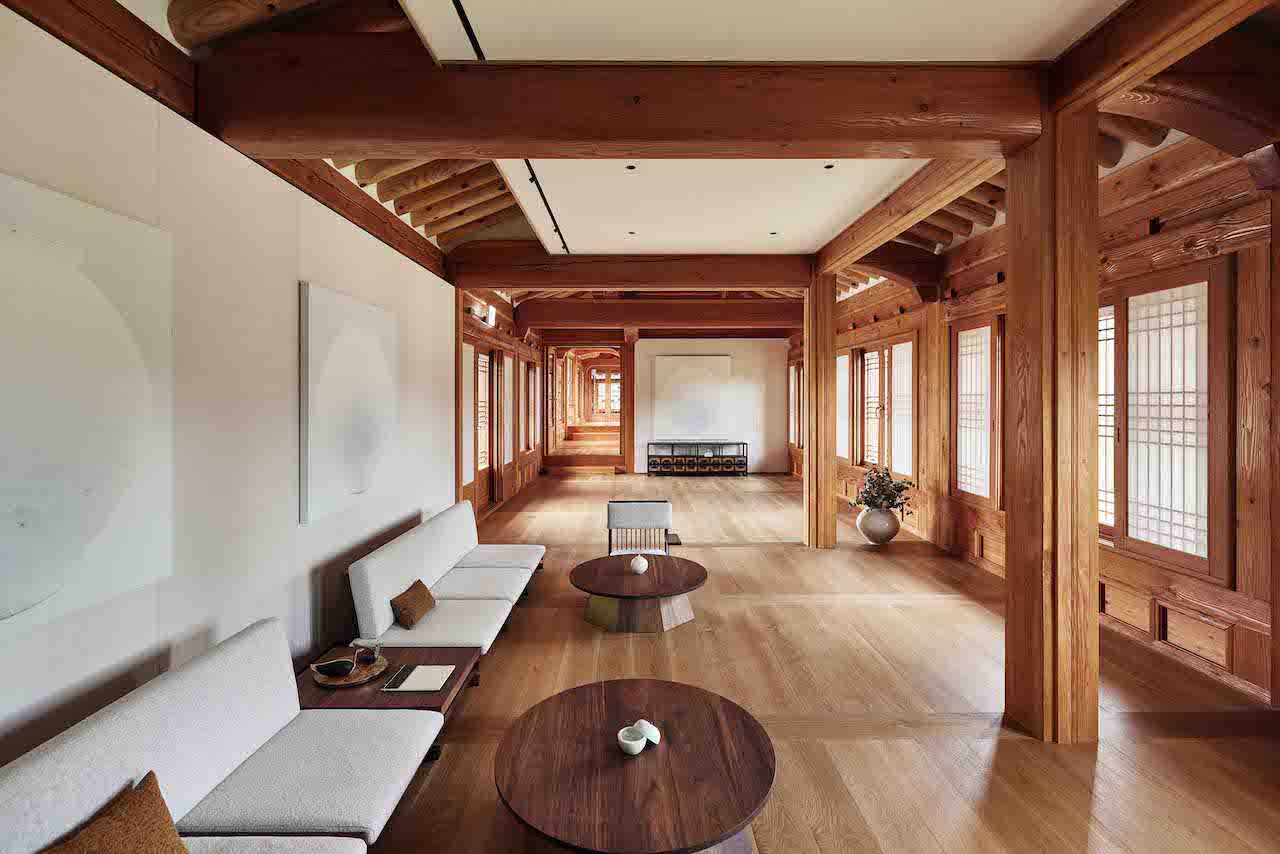 Artisanal details of the furniture perfectly blends with the atmospheric hanok, offering an elegant relaxation space