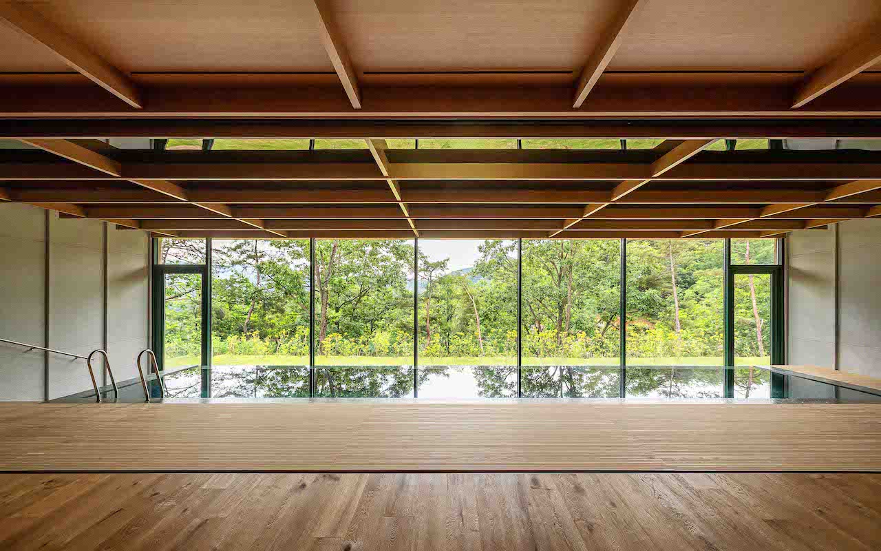 The hanok also boasts a private indoor swimming pool.