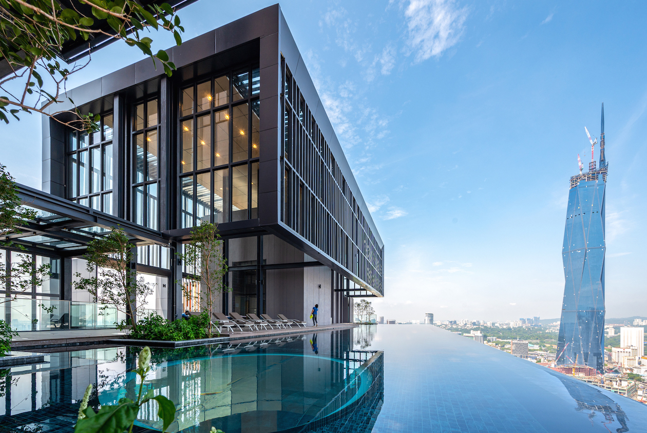 With the city as its backdrop, the sky deck embodies the heights of private escape through the interweaving of pool, landscape and architectural elements as a single multisensorial tableau.
