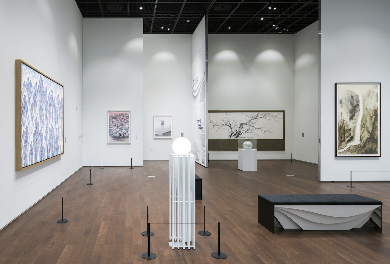 POSCO Art Museum Gwangyang is contained within the building, offering visitors a high-end art experience in the area. 